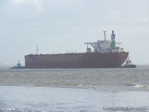 Brunsbüttel (Elbe) 11:03:11 - is coming Hbg run away from the nuclear power plant in Brunsbüttel aground and is fixed in the mud - 8 tugs are at the Haveristen