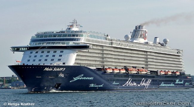 Cruise Ship Broke Lose From Moorings World Shipping Seanews